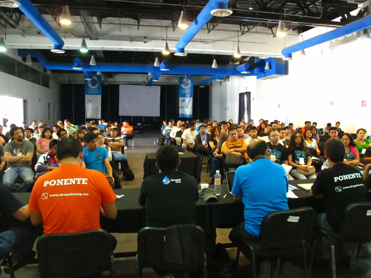A full room of DrupalCamp Puebla attendees, some in speaker T-shirts